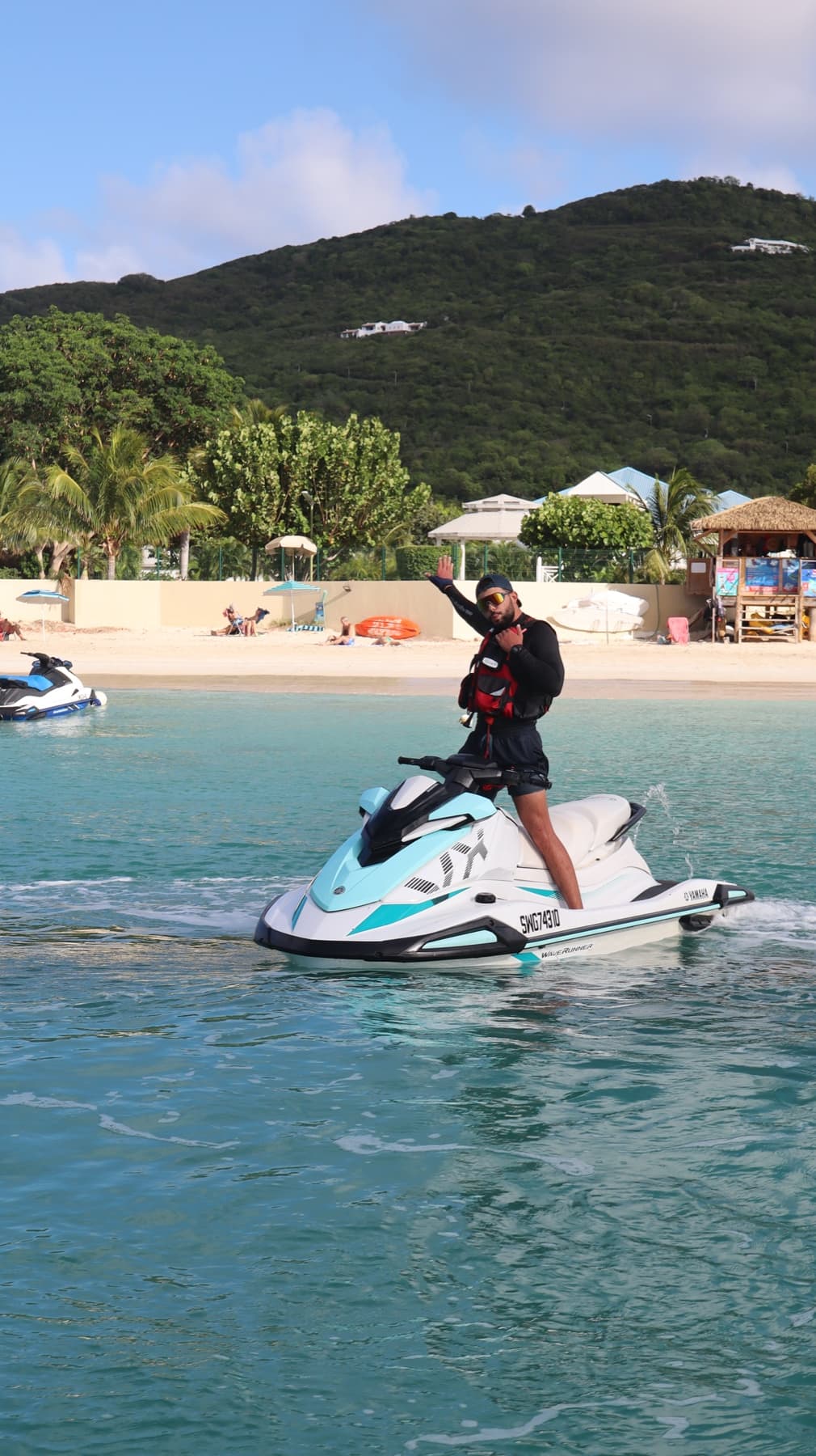 Mathis et Lucas, et notre base sur la plage d'Anse Marcel
