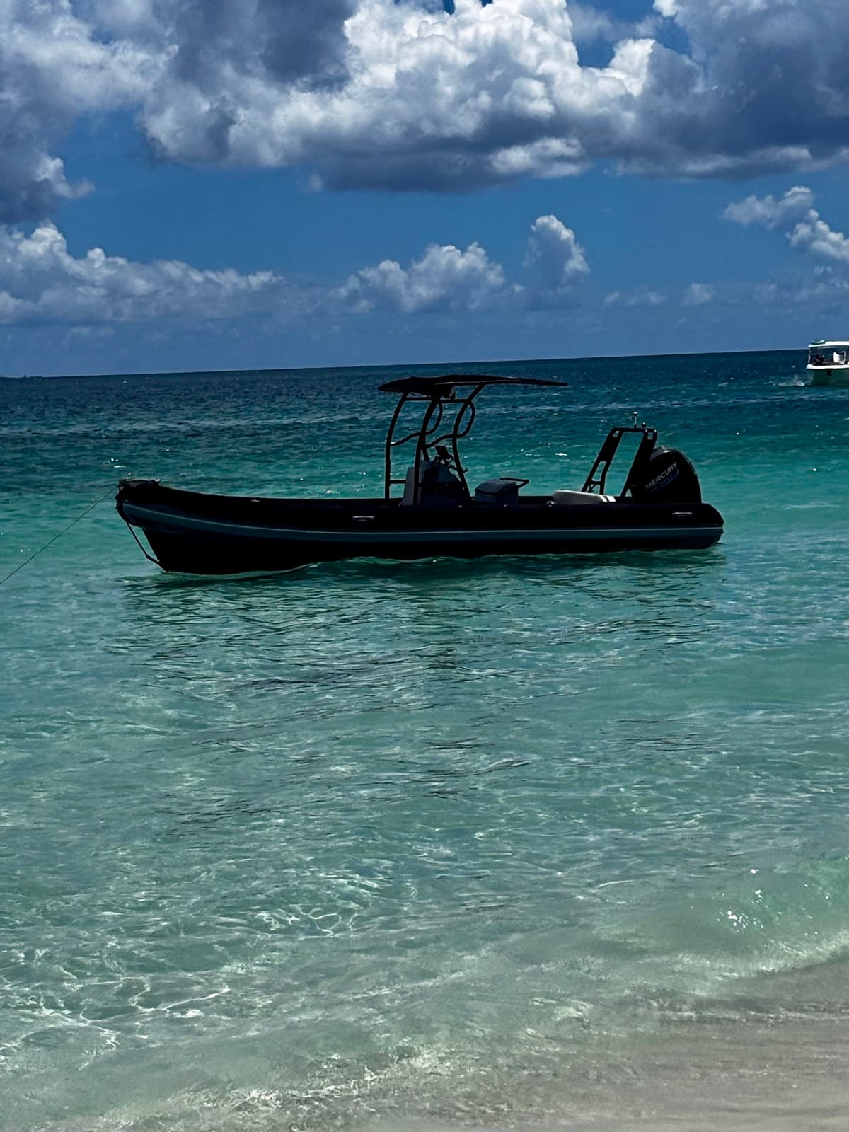 Vous cherchez un bateau à louer à Anse Marcel ? Notre recommandation : SXM Boat Rental